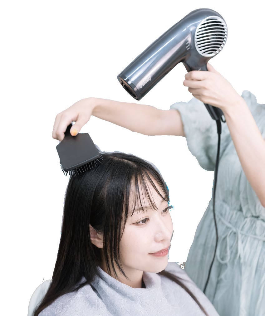 Nobby ND840Aで髪を乾かしている商品紹介写真
